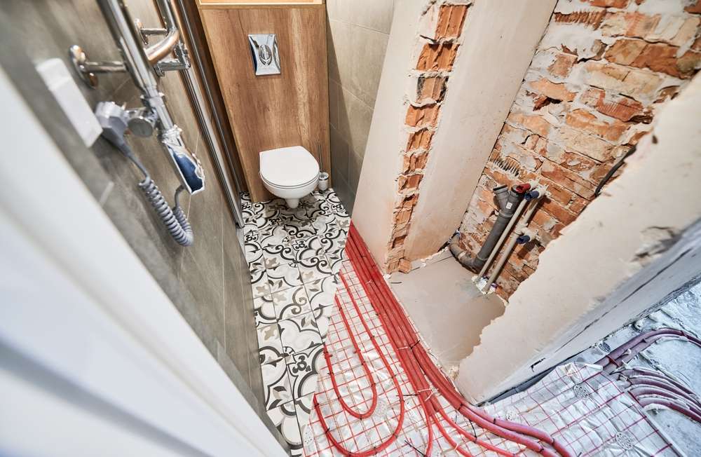 تمديد مواسير التكييف تحت البلاط